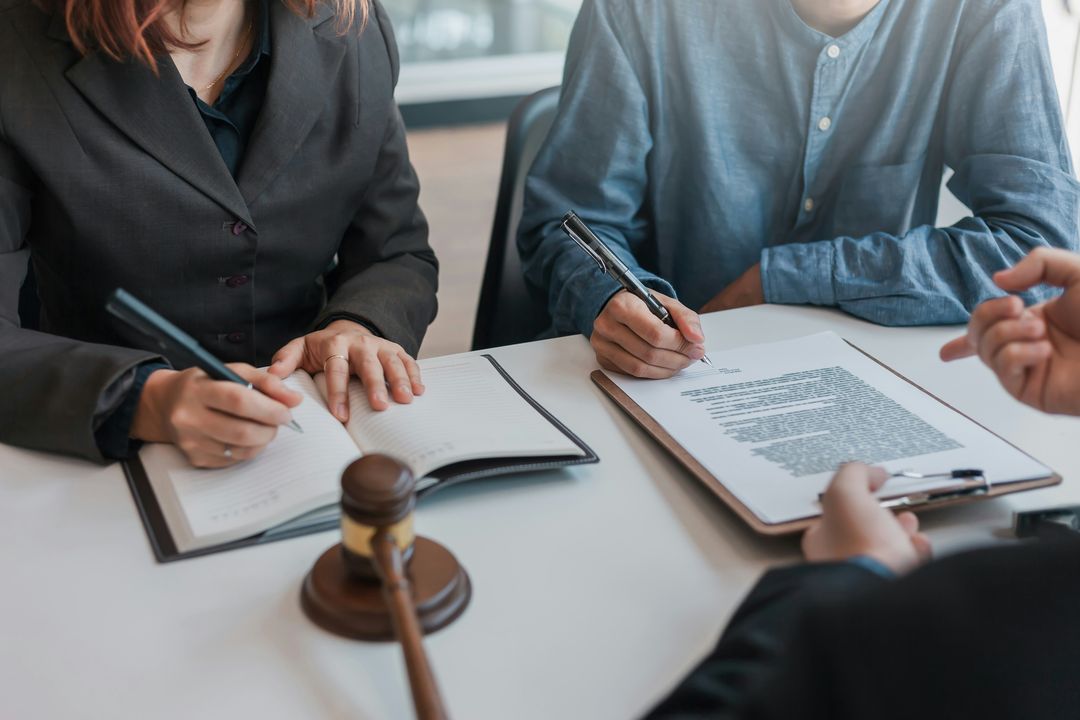 Une interprète judiciaire au casque travaille devant des documents multilingues, concentrée sur sa prestation.